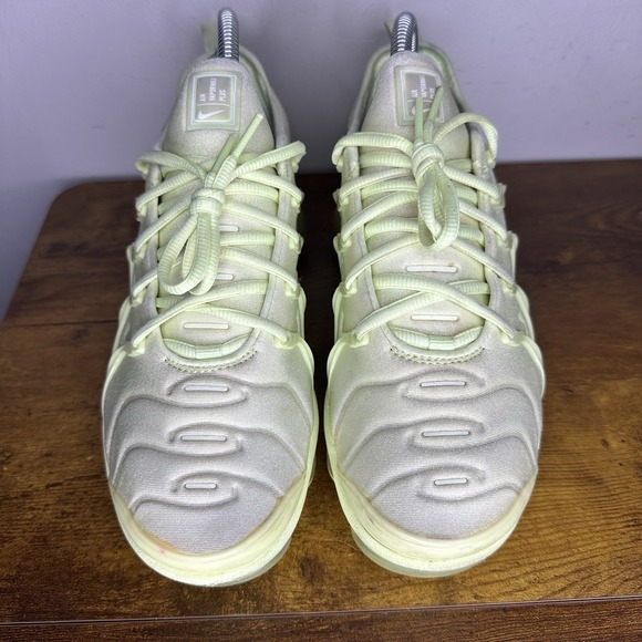 Nike Vapormax Women's Size 7 Mint Green Sneakers - Picture 3 of 6